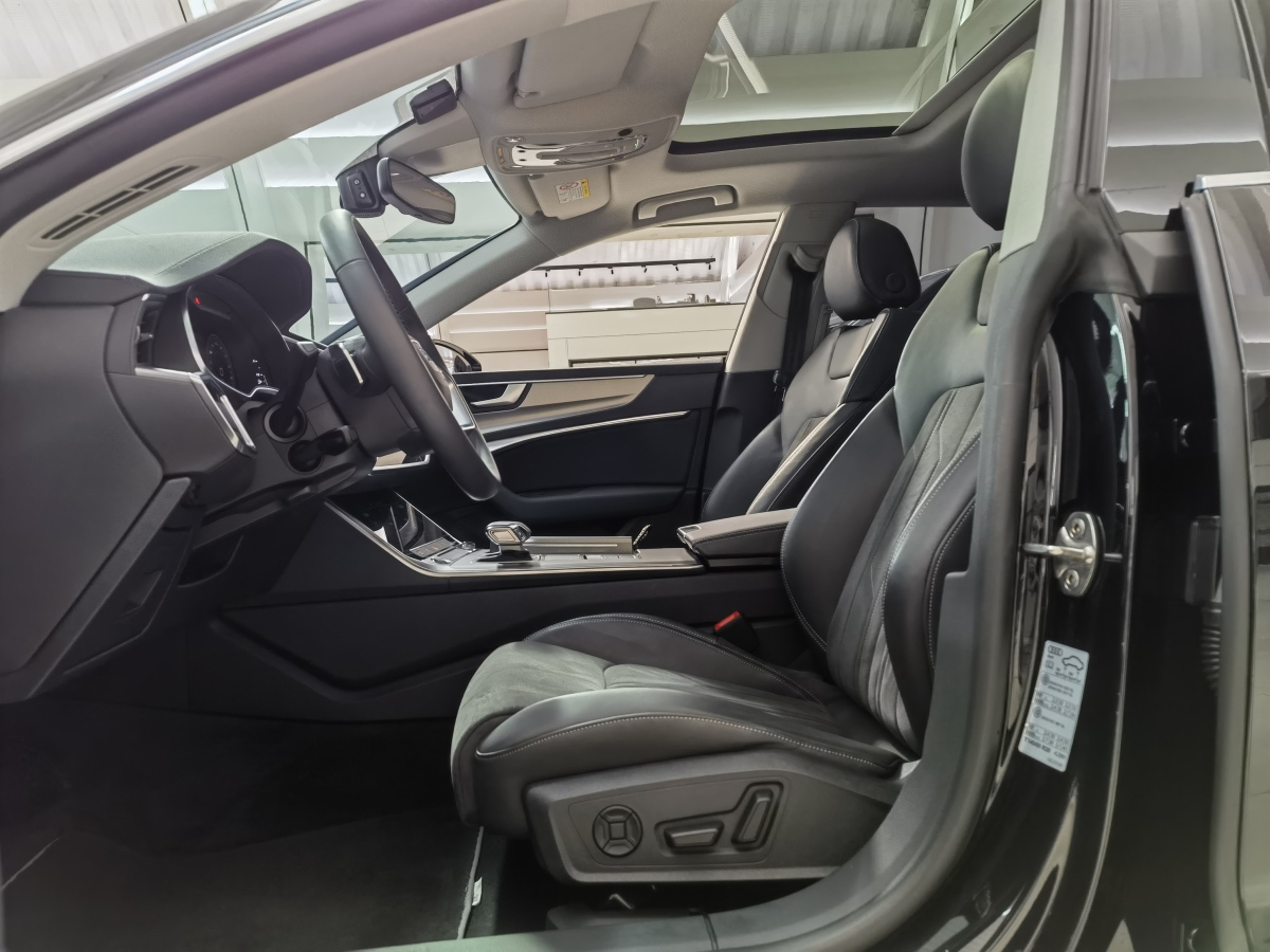 奧迪 奧迪A7L  2024款 45TFSI S-line 筑夢(mèng)型 流晶套裝圖片