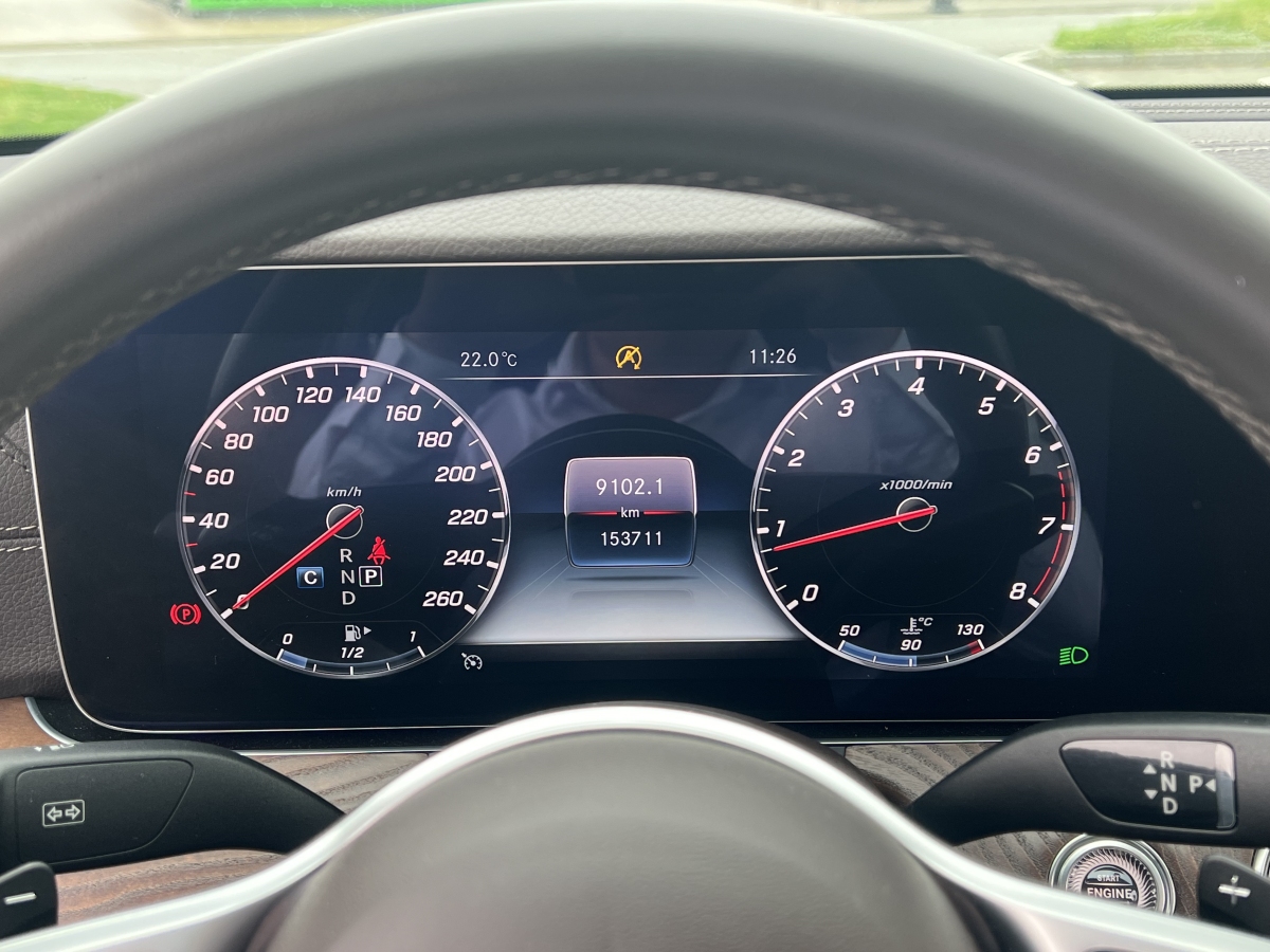 2019年4月奔驰 奔驰E级  2019款 改款 E 300 L 豪华型