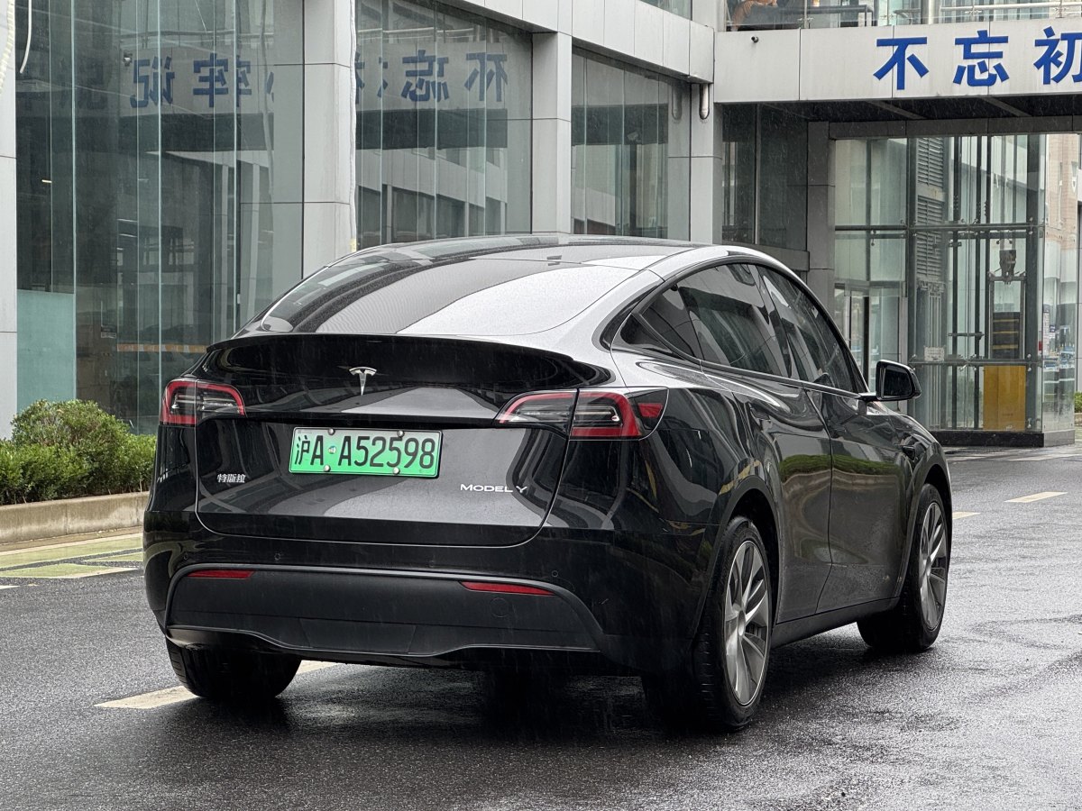 特斯拉 Model Y  2021款 改款 標(biāo)準(zhǔn)續(xù)航后驅(qū)升級版圖片