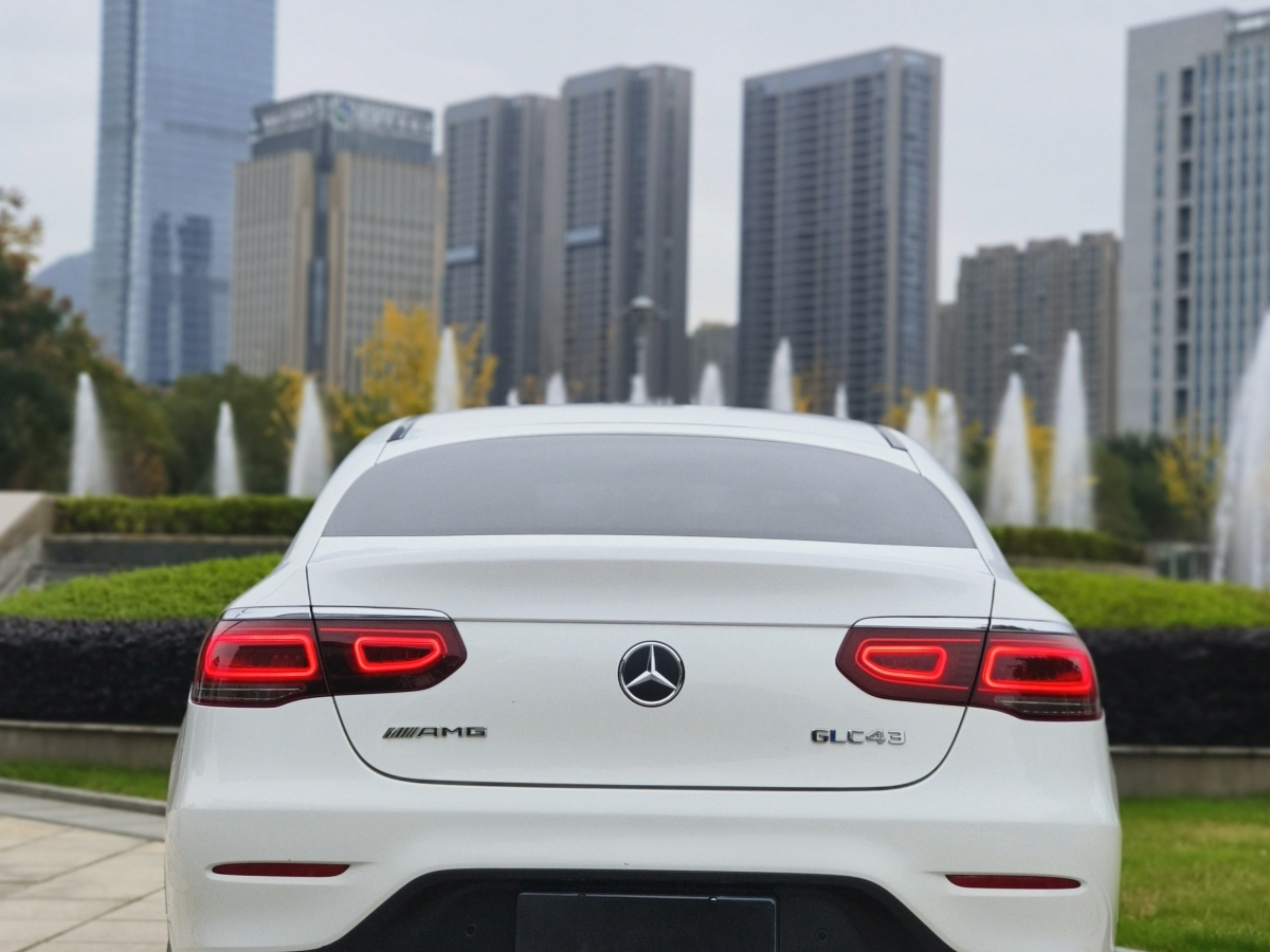 奔馳 奔馳GLC  2022款 改款 GLC 260 4MATIC 轎跑SUV圖片