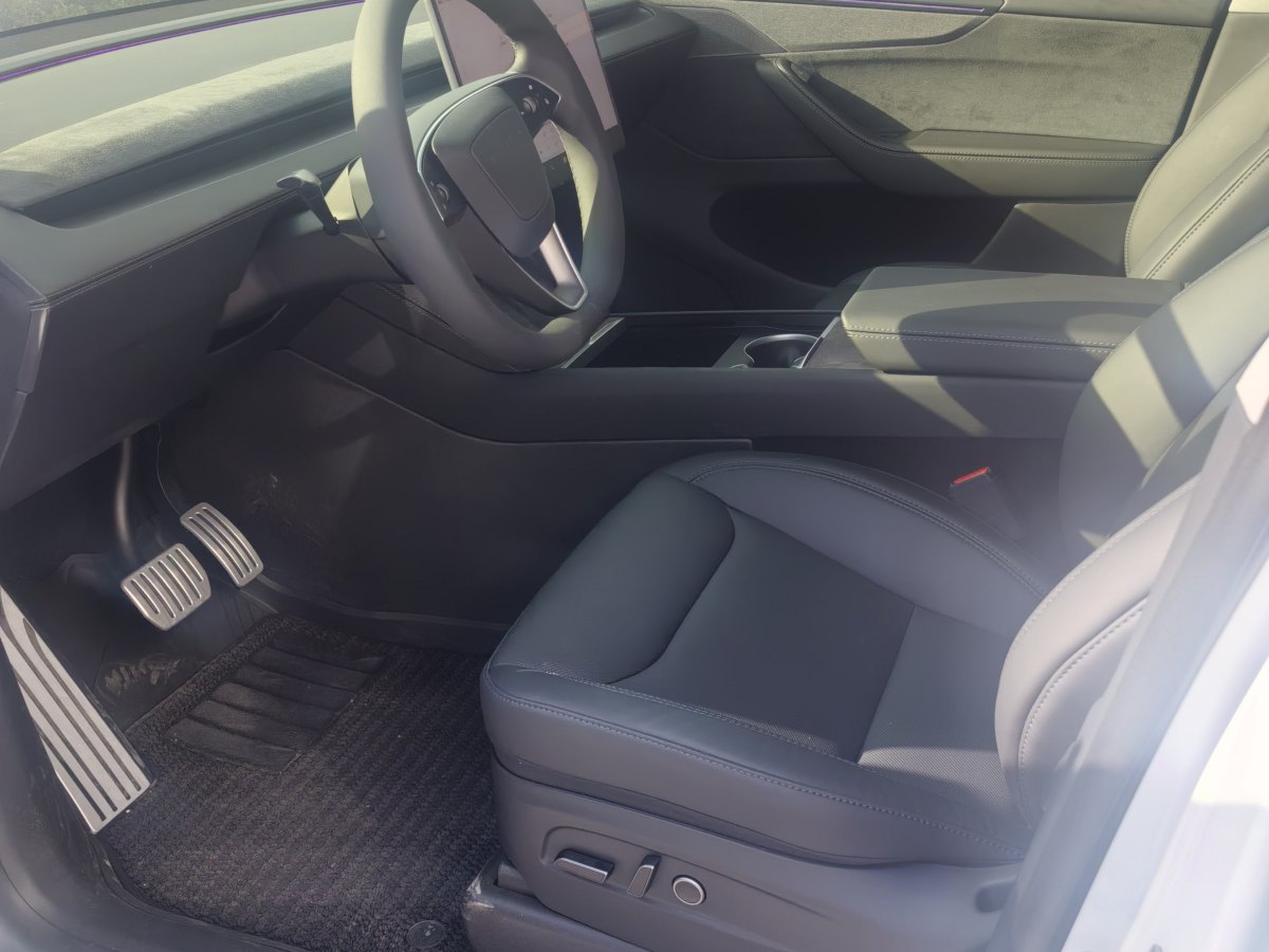 特斯拉 Model Y  2025款 長續(xù)航全輪驅(qū)動 首發(fā)版圖片