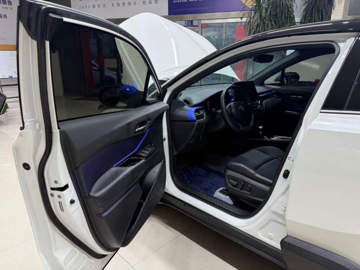 豐田 C-HR  2020款 2.0L 領(lǐng)先版圖片