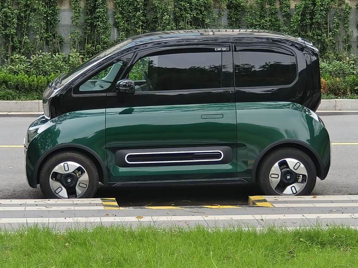 寶駿 寶駿KiWi EV  2022款 設(shè)計(jì)師輕享版 三元鋰圖片