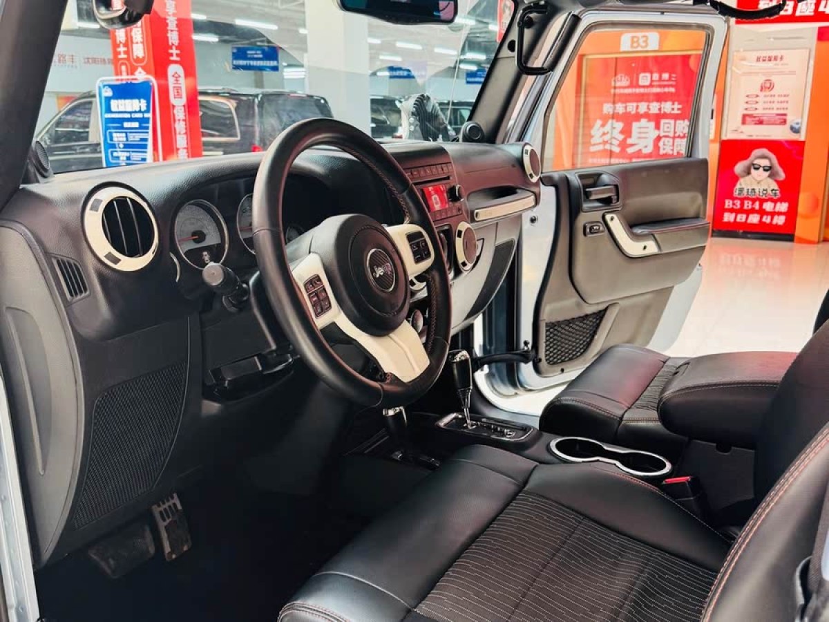 Jeep 牧馬人  2012款 3.6L Sahara 極地版圖片