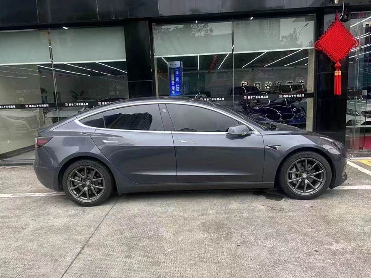 特斯拉 Model Y  2020款 改款 標(biāo)準(zhǔn)續(xù)航后驅(qū)升級(jí)版圖片