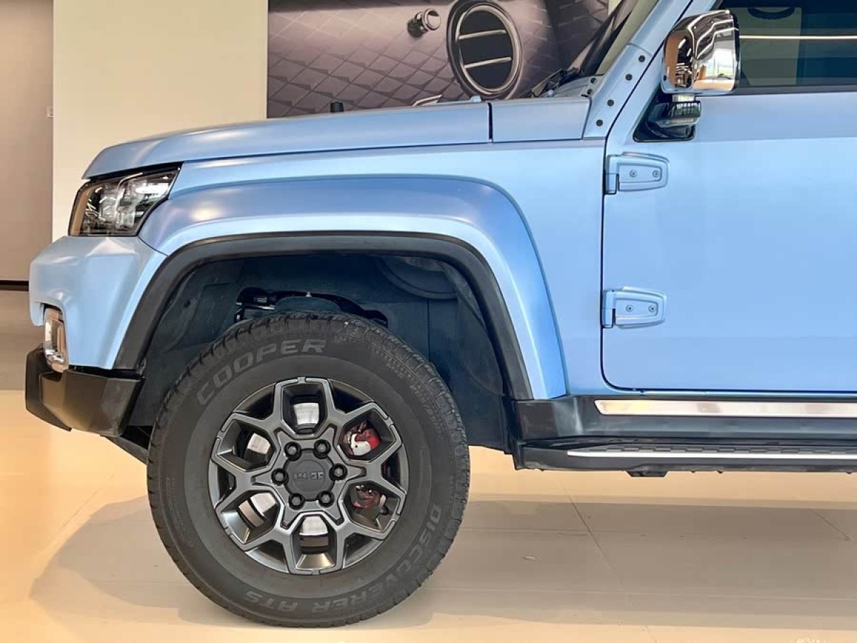 北京 BJ40  2023款 2.0D 自動(dòng)四驅(qū)刀鋒英雄版?zhèn)b客型圖片