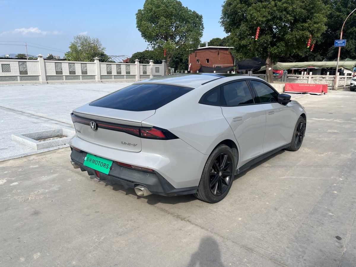 長安 長安UNI-V  2022款 1.5T 尊貴型圖片