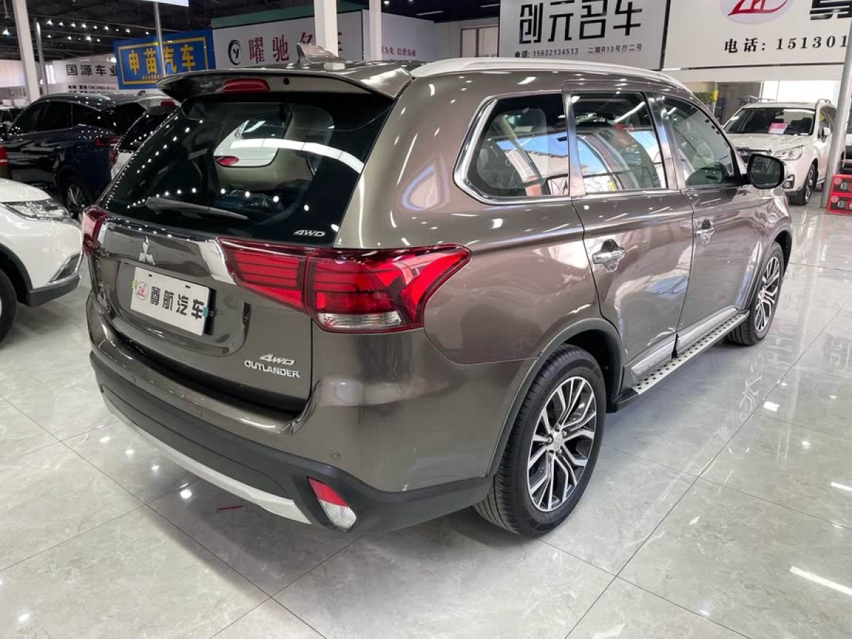 三菱 歐藍(lán)德  2018款 2.4L 四驅(qū)精英版 5座圖片