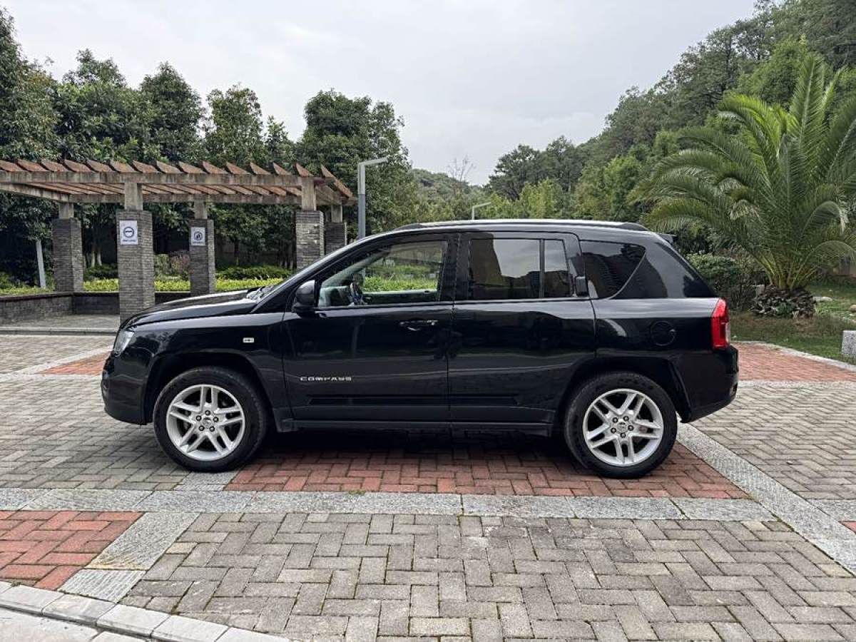 Jeep 指南者  2013款 2.4L 四驅(qū)豪華版圖片