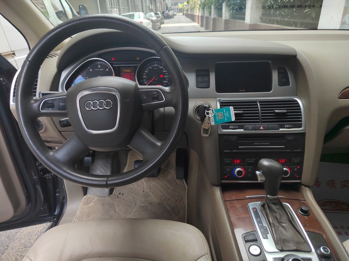 奧迪 奧迪Q7  2010款 3.0 TDI quattro 領(lǐng)先型圖片