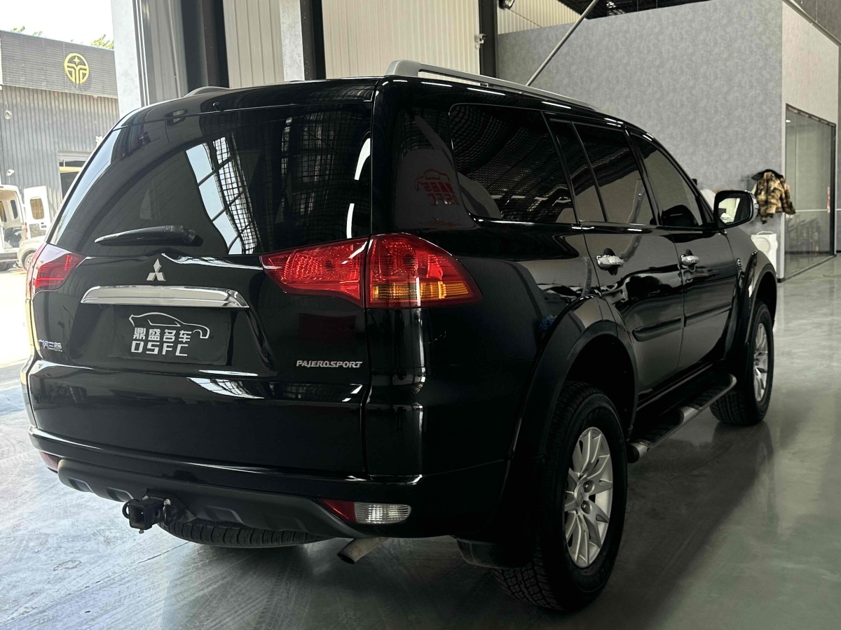 三菱 帕杰羅?勁暢  2013款 3.0L 自動四驅(qū)旗艦版圖片