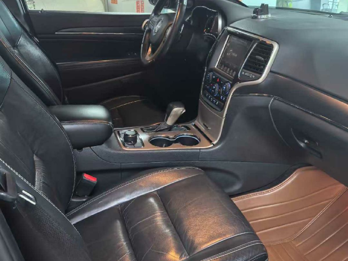 Jeep 大切諾基  2017款 3.0L 精英導(dǎo)航版圖片