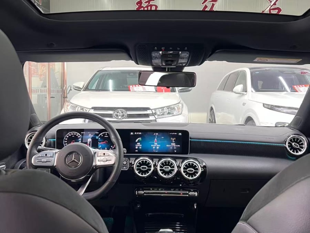 奔馳 奔馳A級  2020款 改款 A 200 L 運動轎車動感型圖片