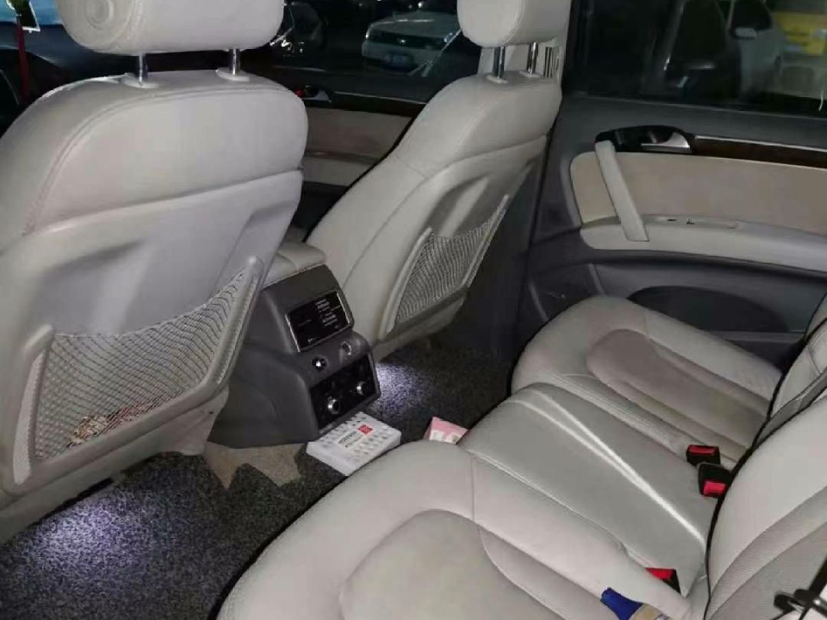 奧迪 奧迪Q7  2010款 Q7 4.2 FSI quattro 豪華型圖片