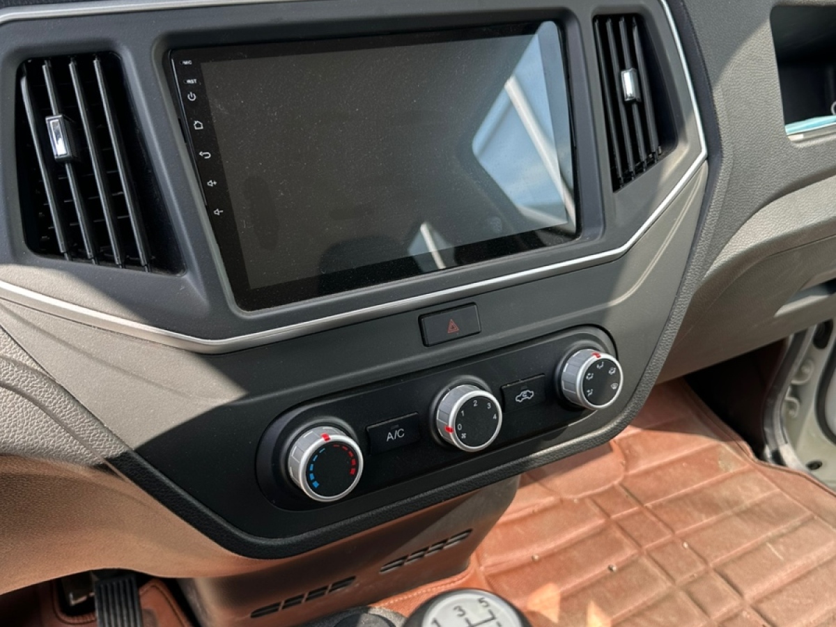 長(zhǎng)安跨越 跨越者D5  2021款 1.6L舒適版雙排廂式雙后輪3035mm貨箱DAM16KL圖片