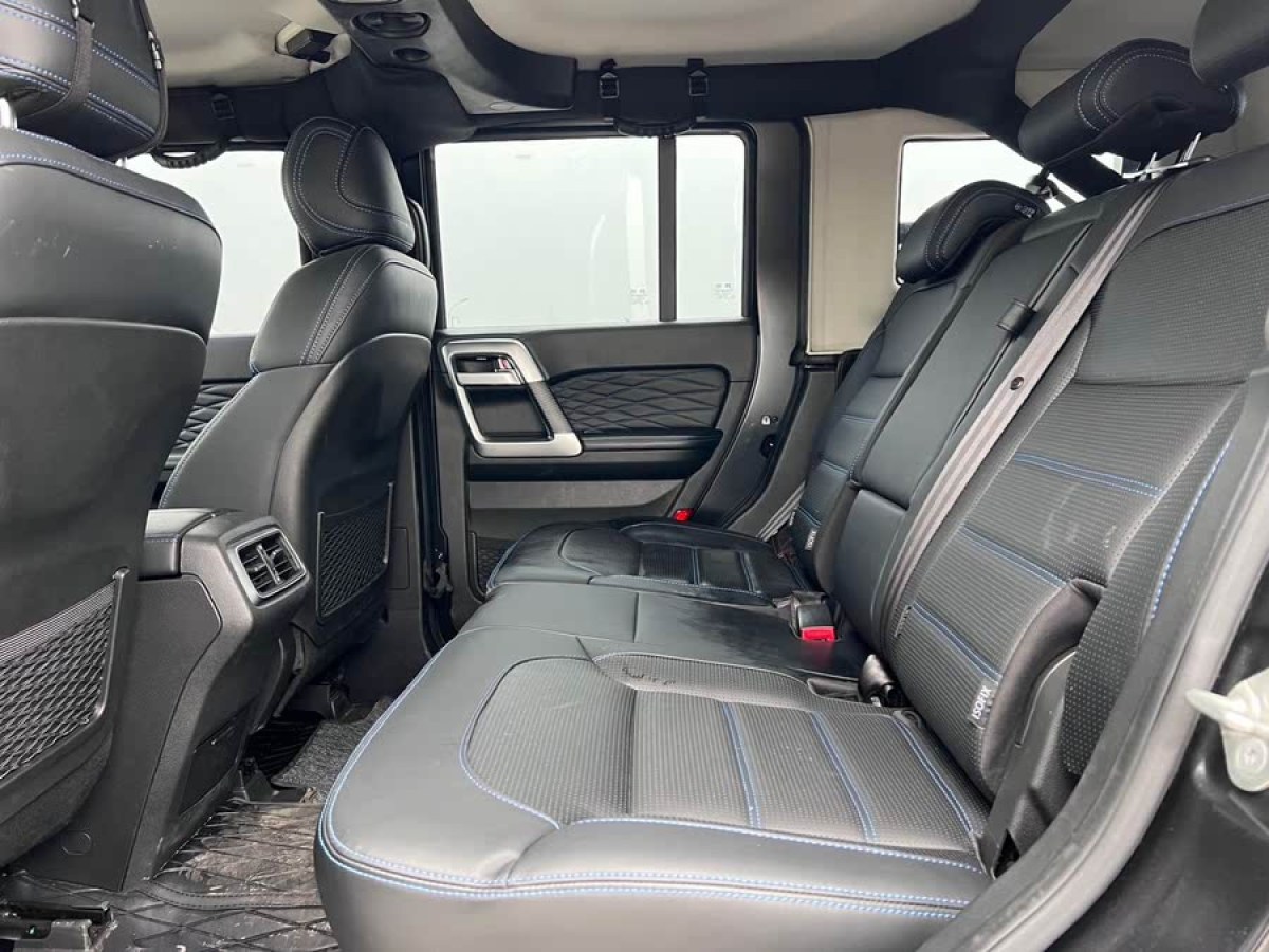 北京 BJ40  2023款 2.0D 自動四驅刀鋒英雄版?zhèn)b客型圖片