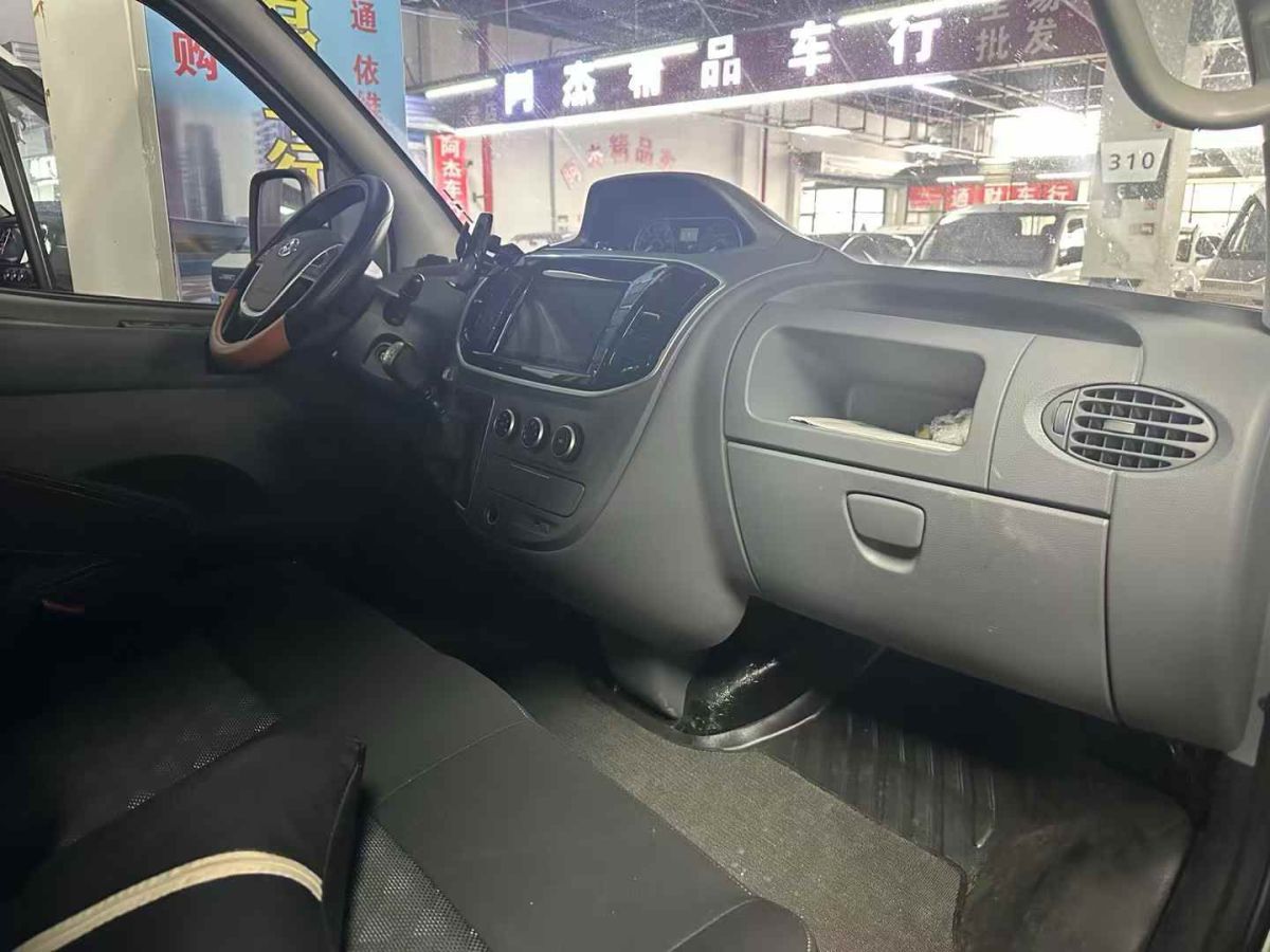 福特 全順  2024款 2.0T 汽油手動短軸低頂手動擋定制版6座圖片