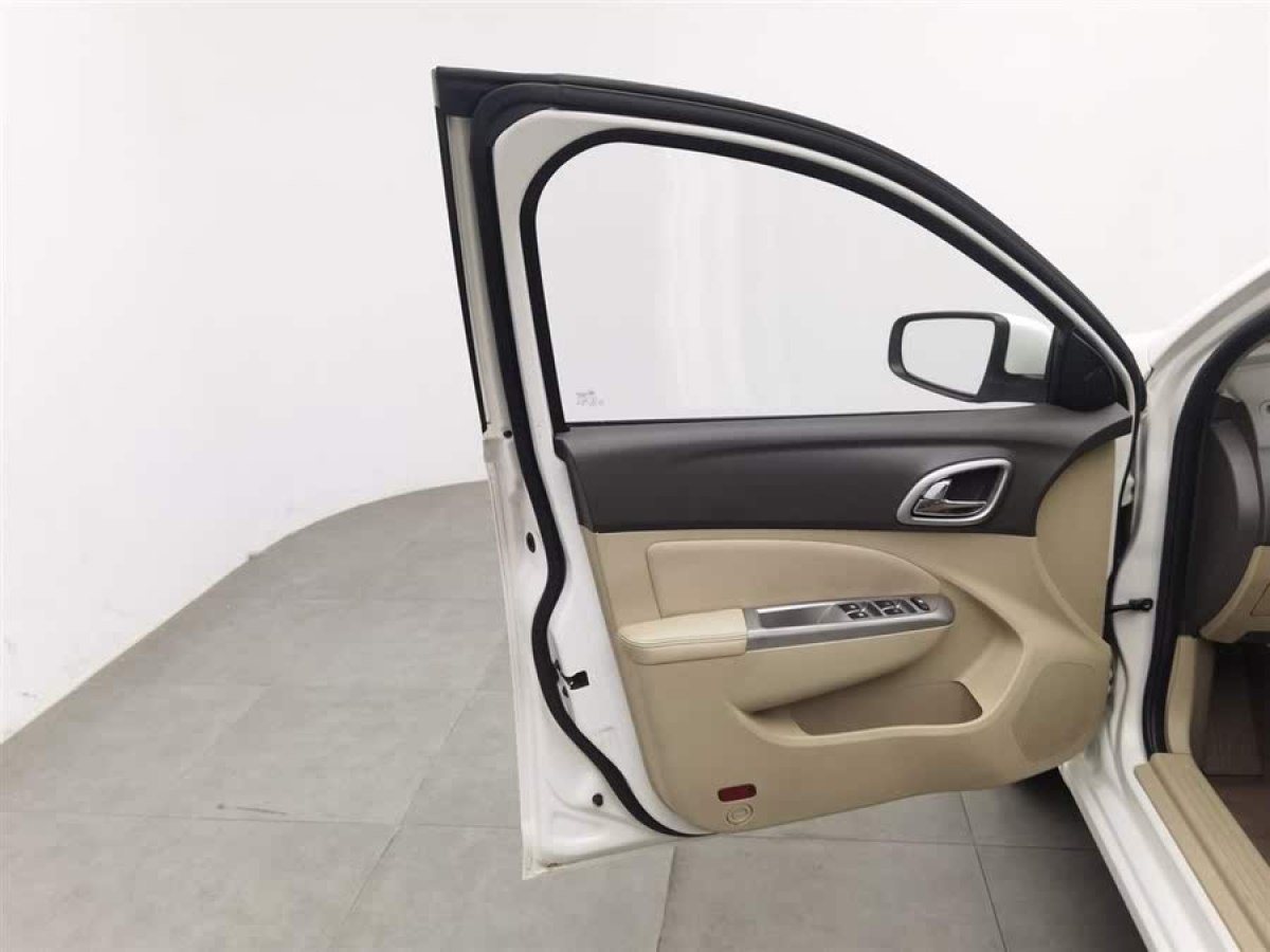 寶駿 630  2014款 1.5L 手動(dòng)舒適型圖片