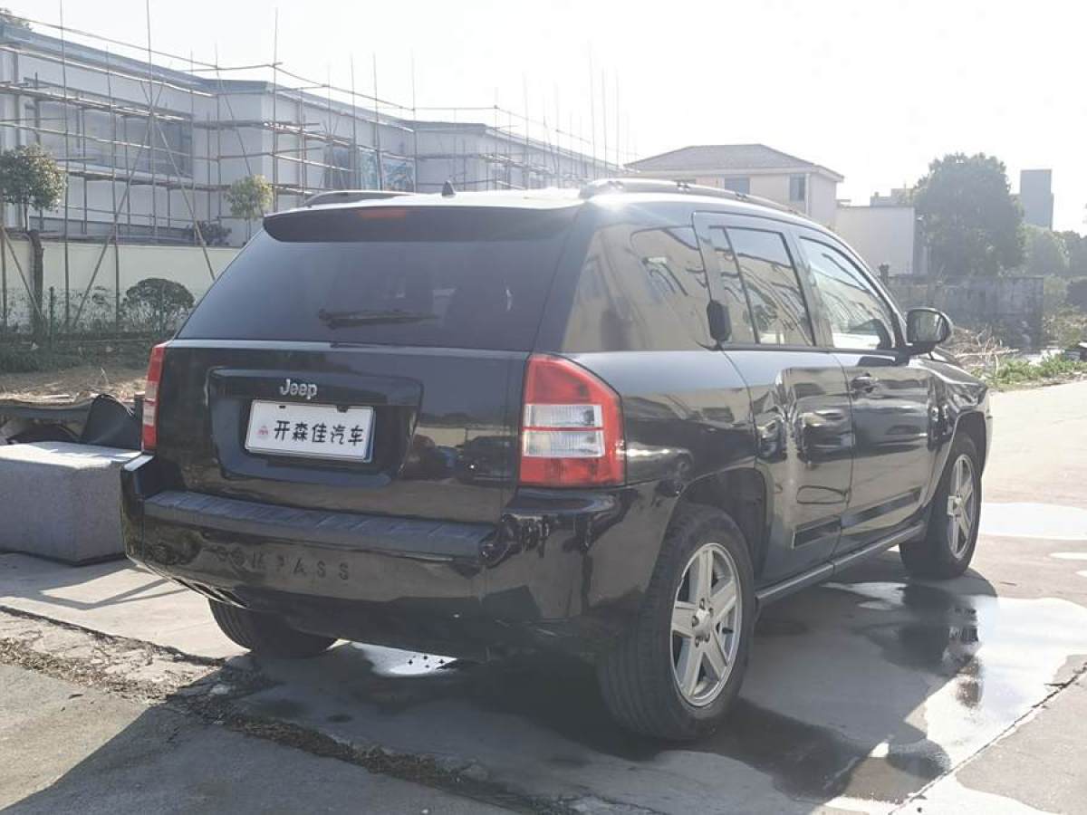 Jeep 指南者  2010款 2.4L 四驅(qū)運(yùn)動版圖片