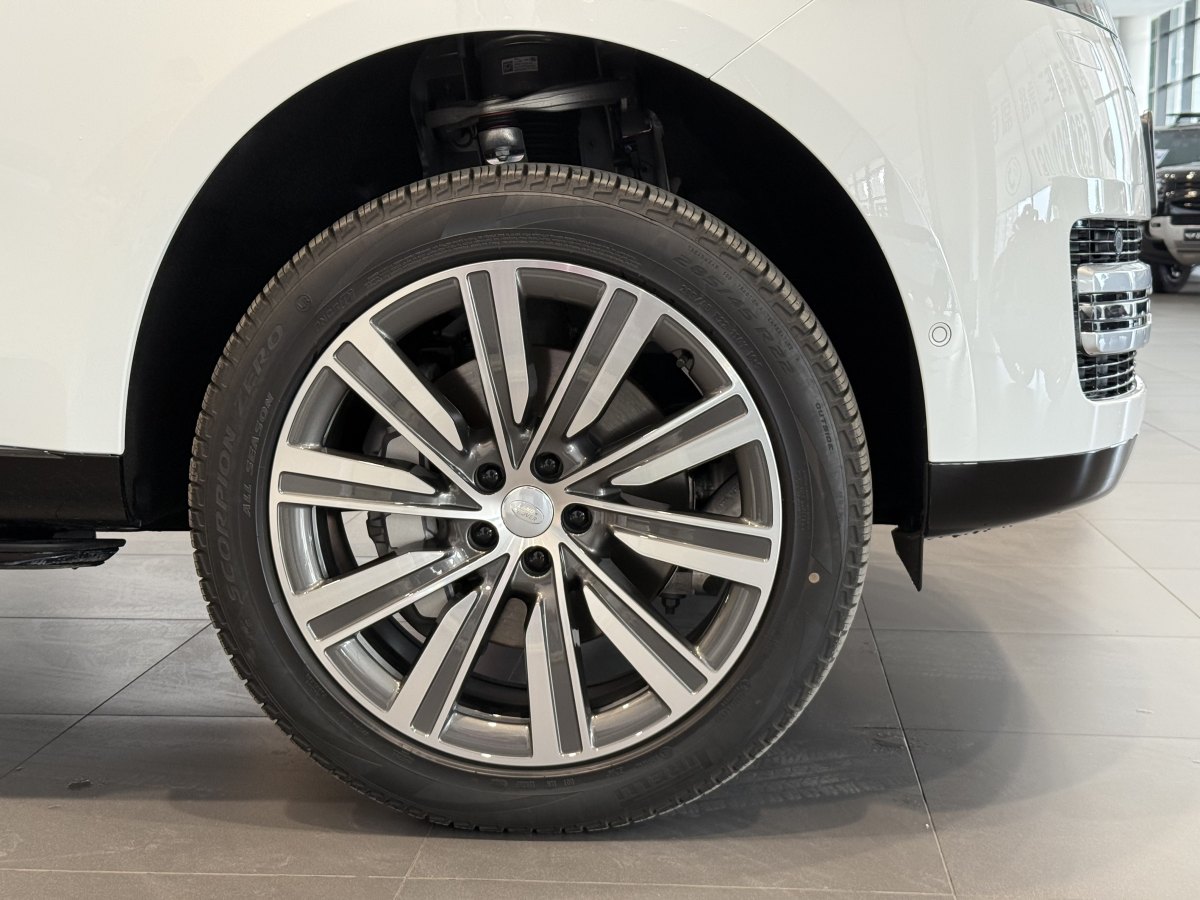 路虎 攬勝  2025款 3.0 L6 400PS 創(chuàng)世加長版圖片