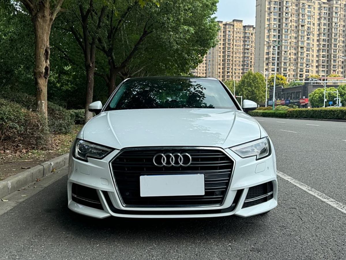 2018年3月奧迪 奧迪A3  2018款 30周年年型 Sportback 35 TFSI 時(shí)尚型