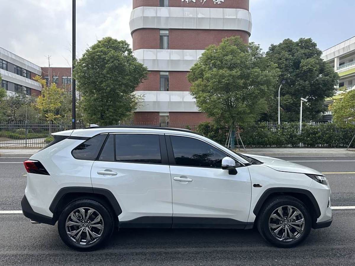 豐田 RAV4榮放  2023款 2.0L CVT兩驅(qū)20周年鉑金紀(jì)念版圖片