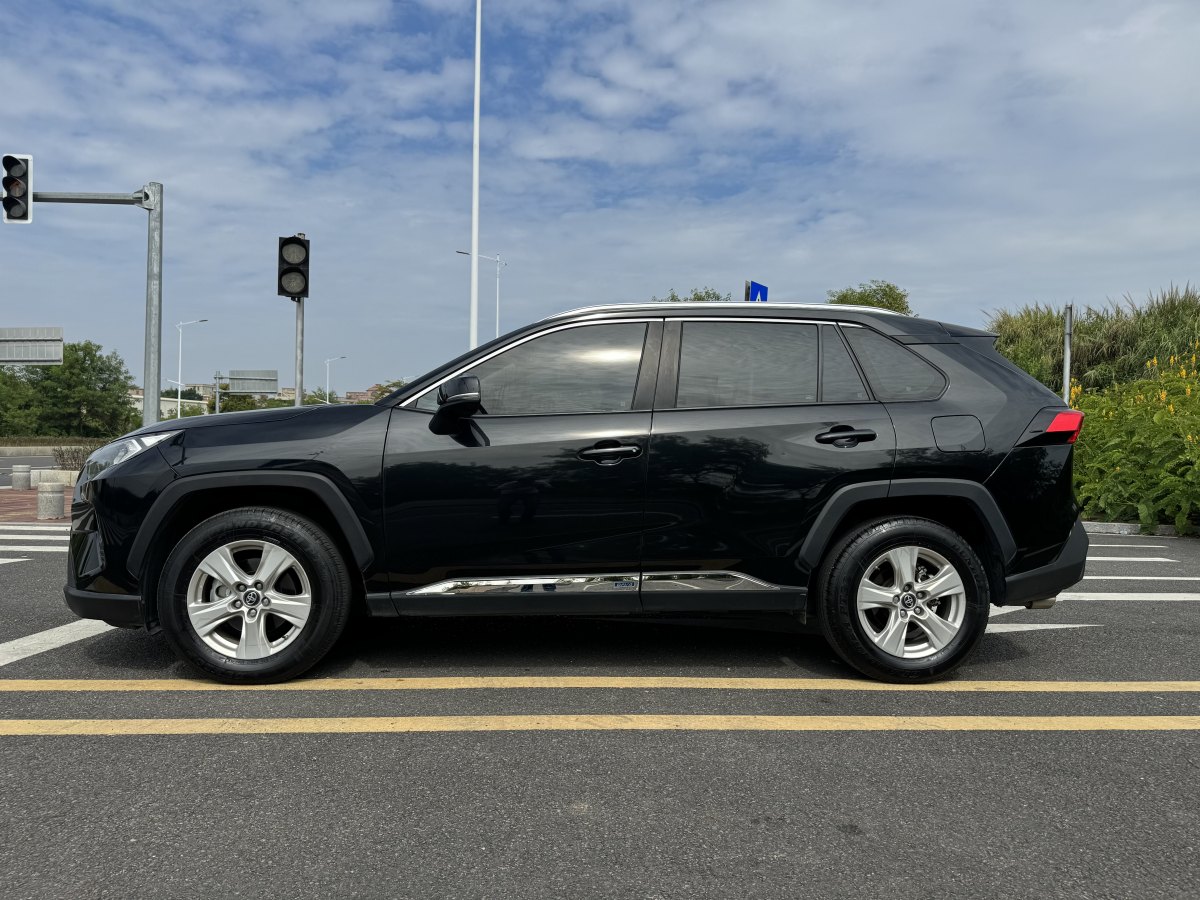 豐田 RAV4  2018款 榮放 2.0L CVT兩驅(qū)都市版圖片