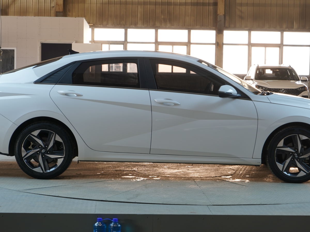 2021年12月現(xiàn)代 伊蘭特  2021款 1.5L LUX尊貴版