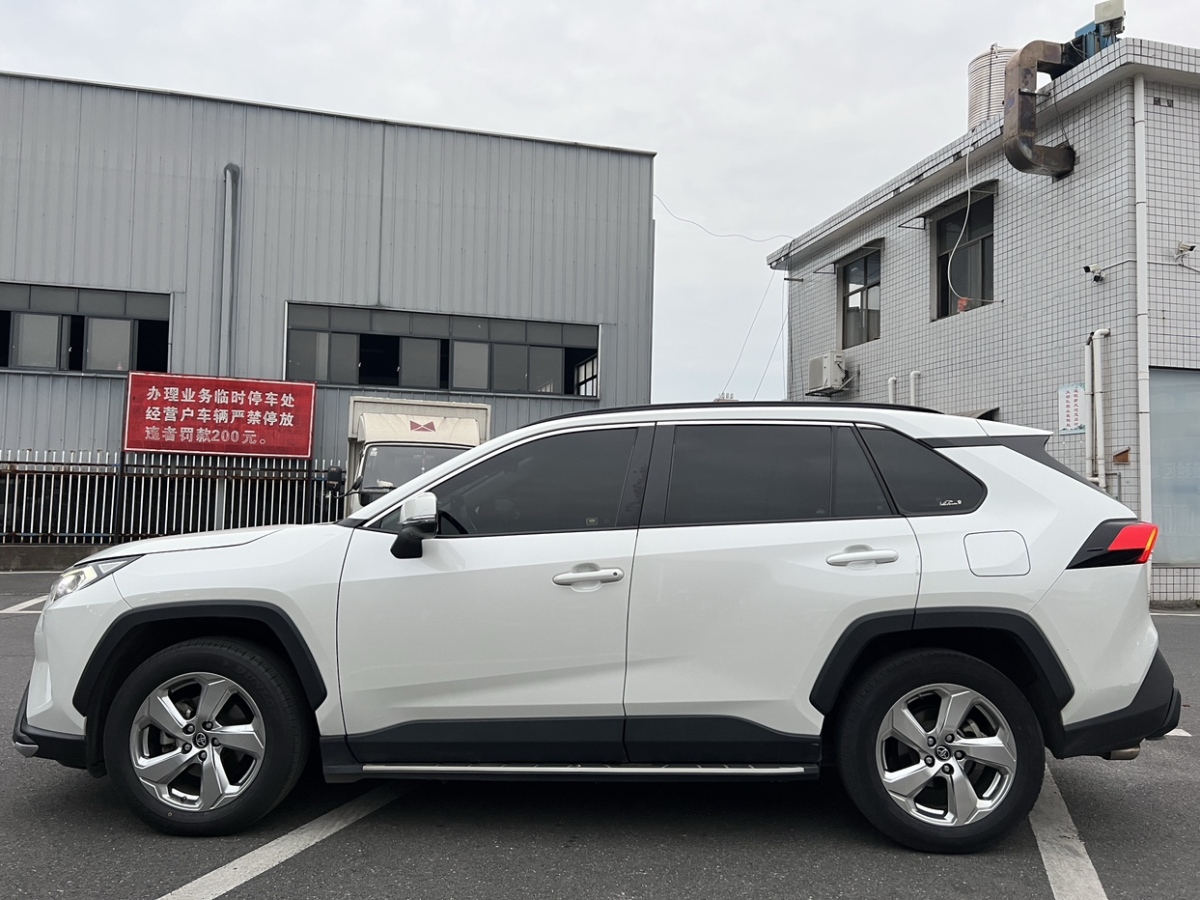 2020年10月豐田 RAV4榮放  2020款 2.0L CVT兩驅(qū)風(fēng)尚版