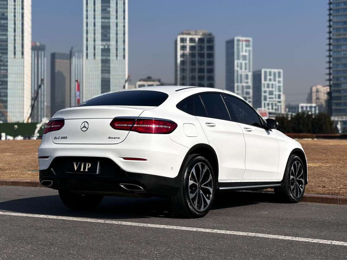 奔馳 奔馳GLC  2022款 改款 GLC 260 4MATIC 轎跑SUV圖片