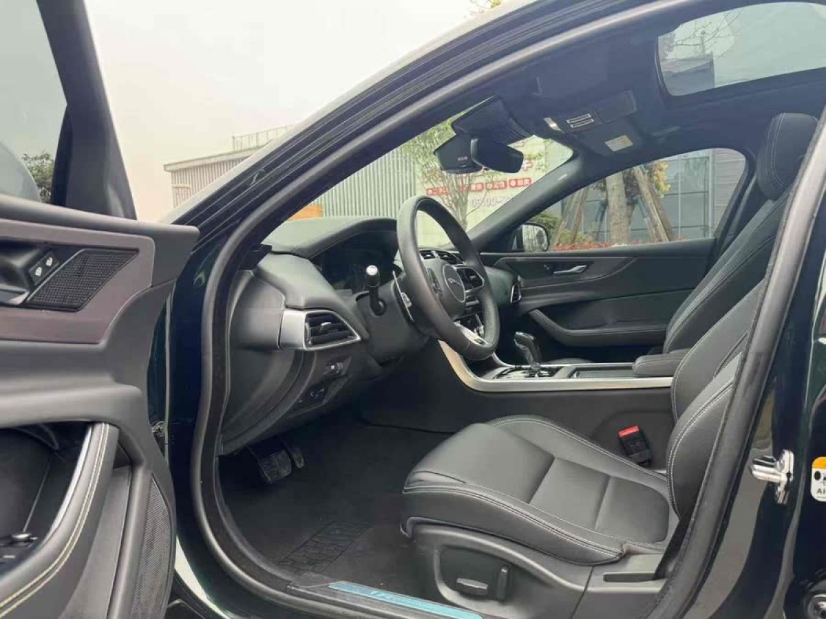 捷豹 XEL  2023款 2.0T 200PS R-DYNAMIC 青春運(yùn)動(dòng)版圖片