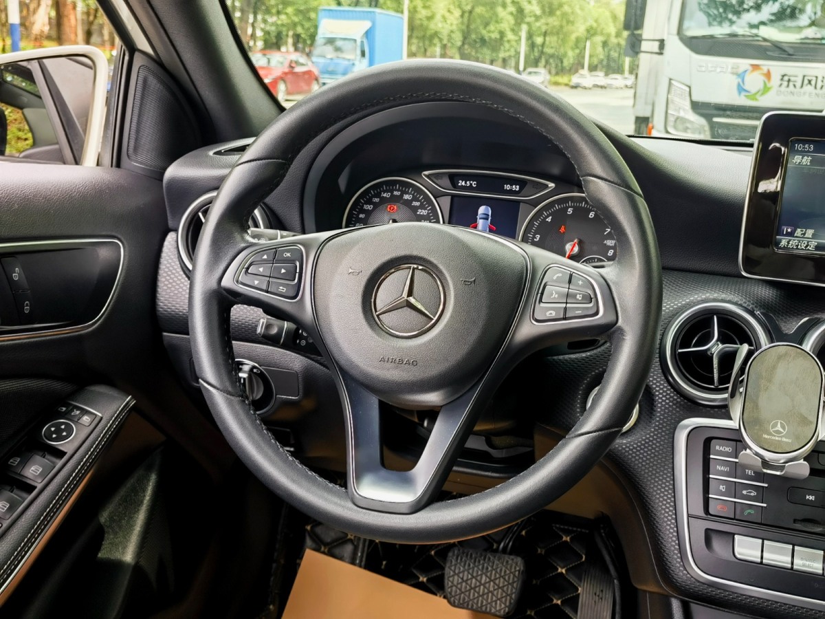 奔驰 奔驰A级  2017款 改款 A 200 动感型图片