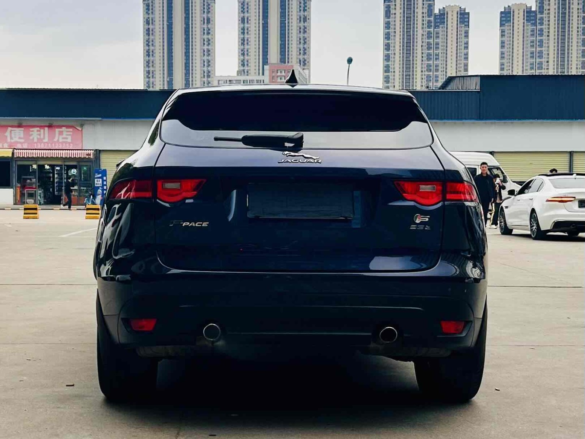 捷豹 F-PACE  2016款 2.0T 兩驅(qū)都市尊享版圖片