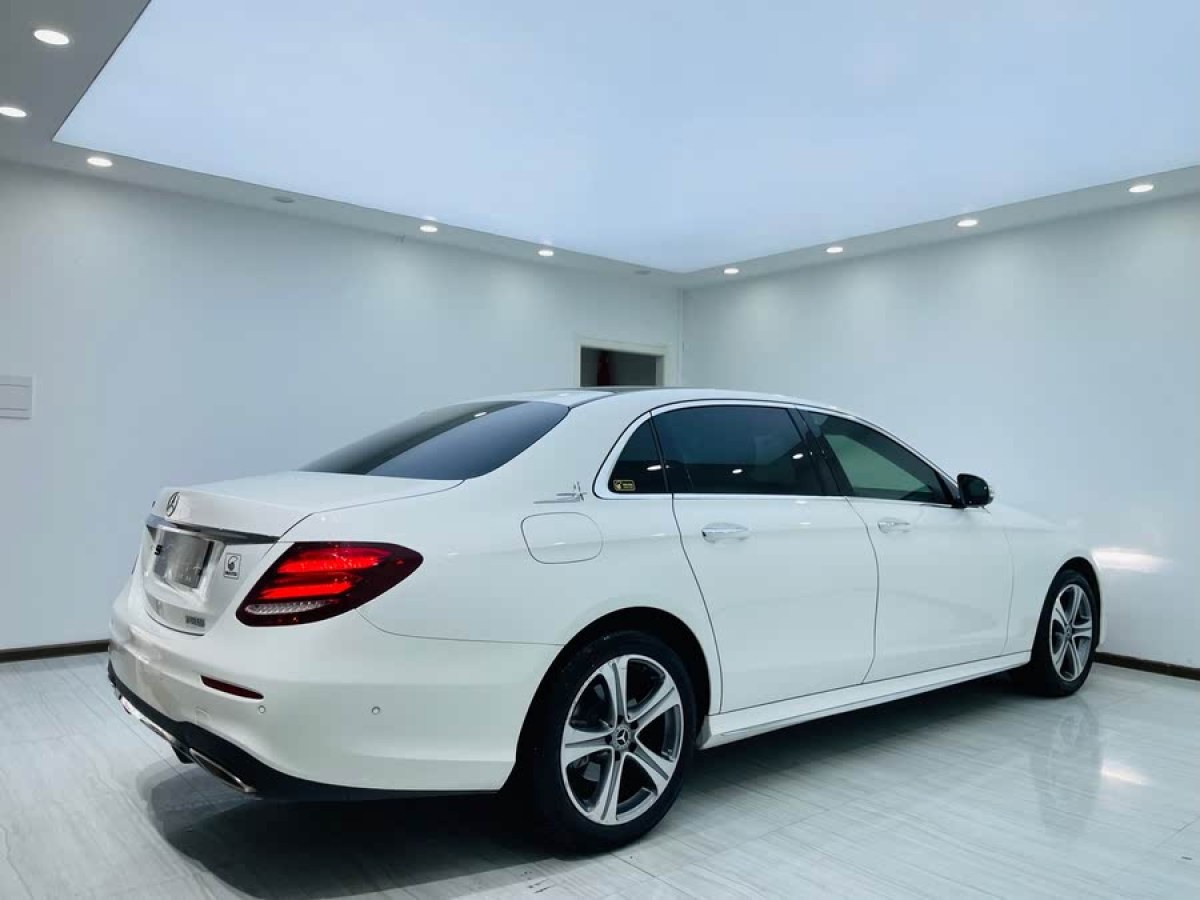 奔馳 奔馳E級(jí)  2019款 E 200 L 運(yùn)動(dòng)型圖片