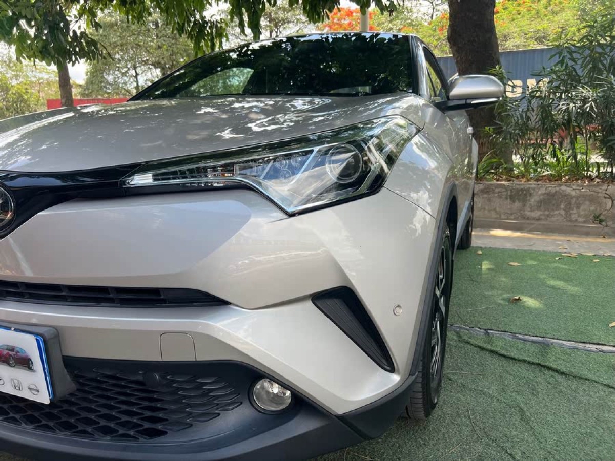 豐田 C-HR  2020款 2.0L 領(lǐng)先版圖片
