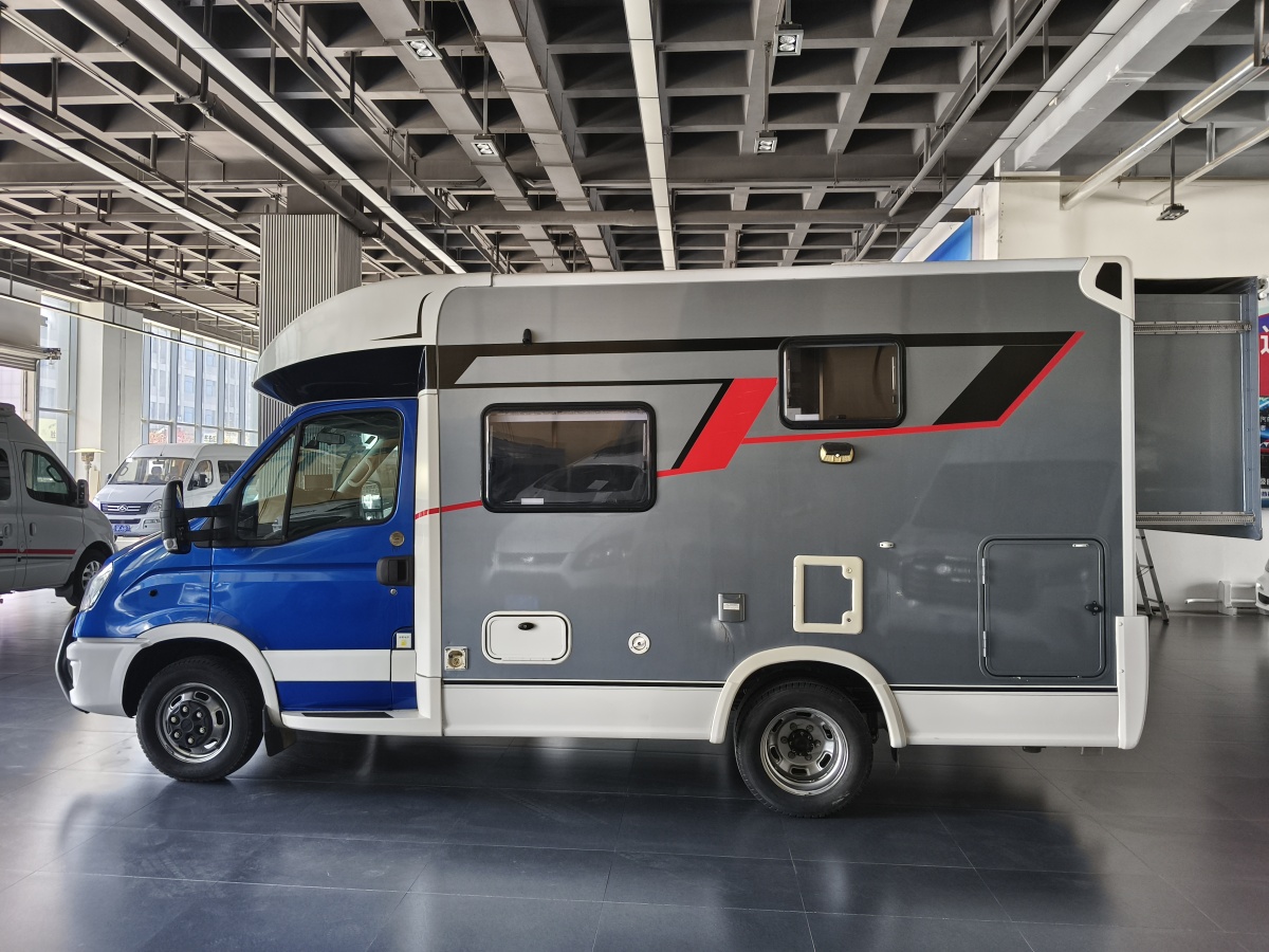 2019年3月依维柯 Daily(欧胜)  2021款 3.0T 自动C型房车专业底盘长轴高顶F1C