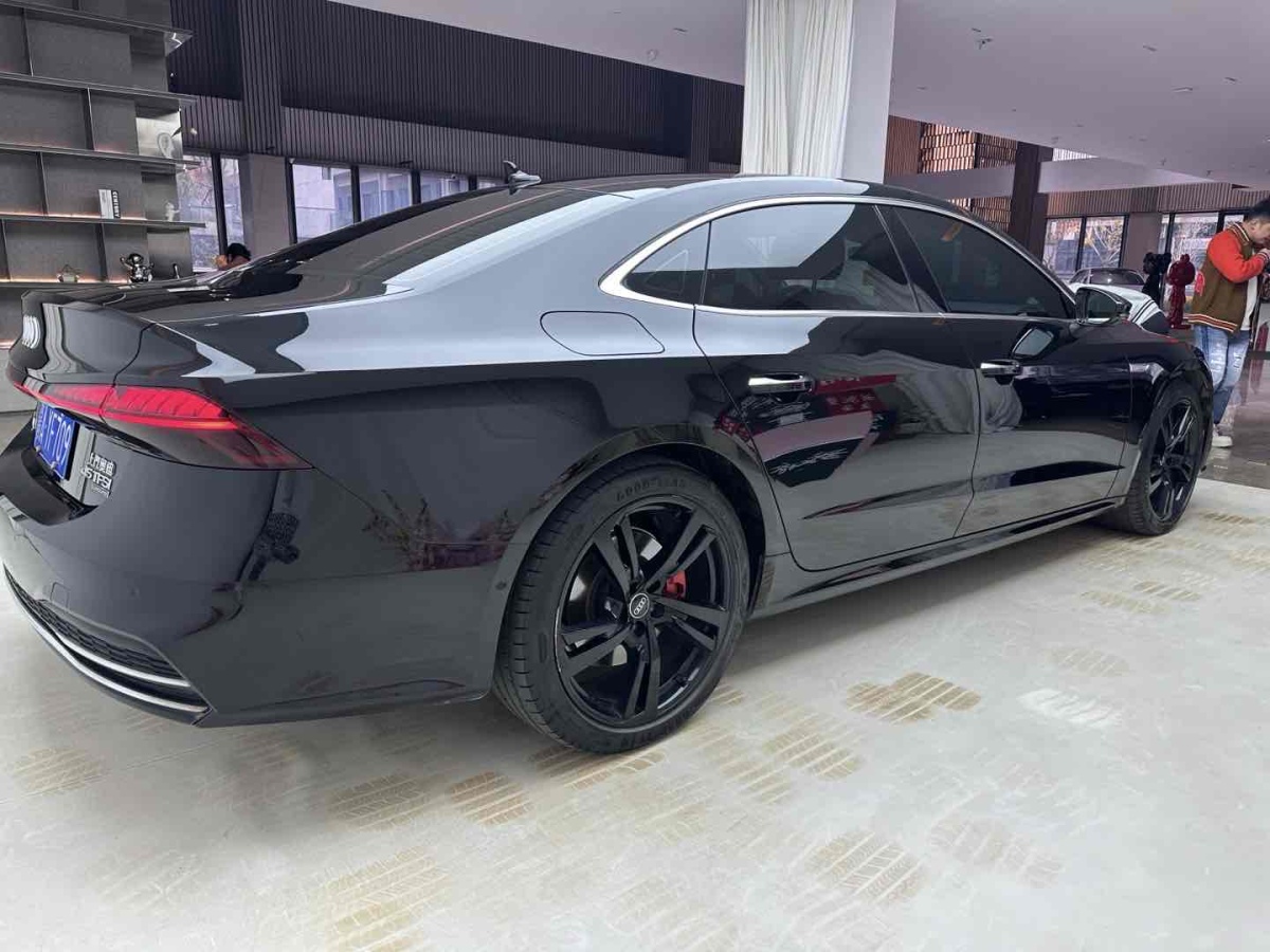 奧迪 奧迪A7L  2024款 45TFSI quattro S-line 見遠(yuǎn)型 流晶套裝圖片