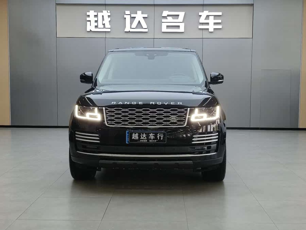 路虎 攬勝  2022款 3.0 L6 400PS 傳世加長經(jīng)典版圖片