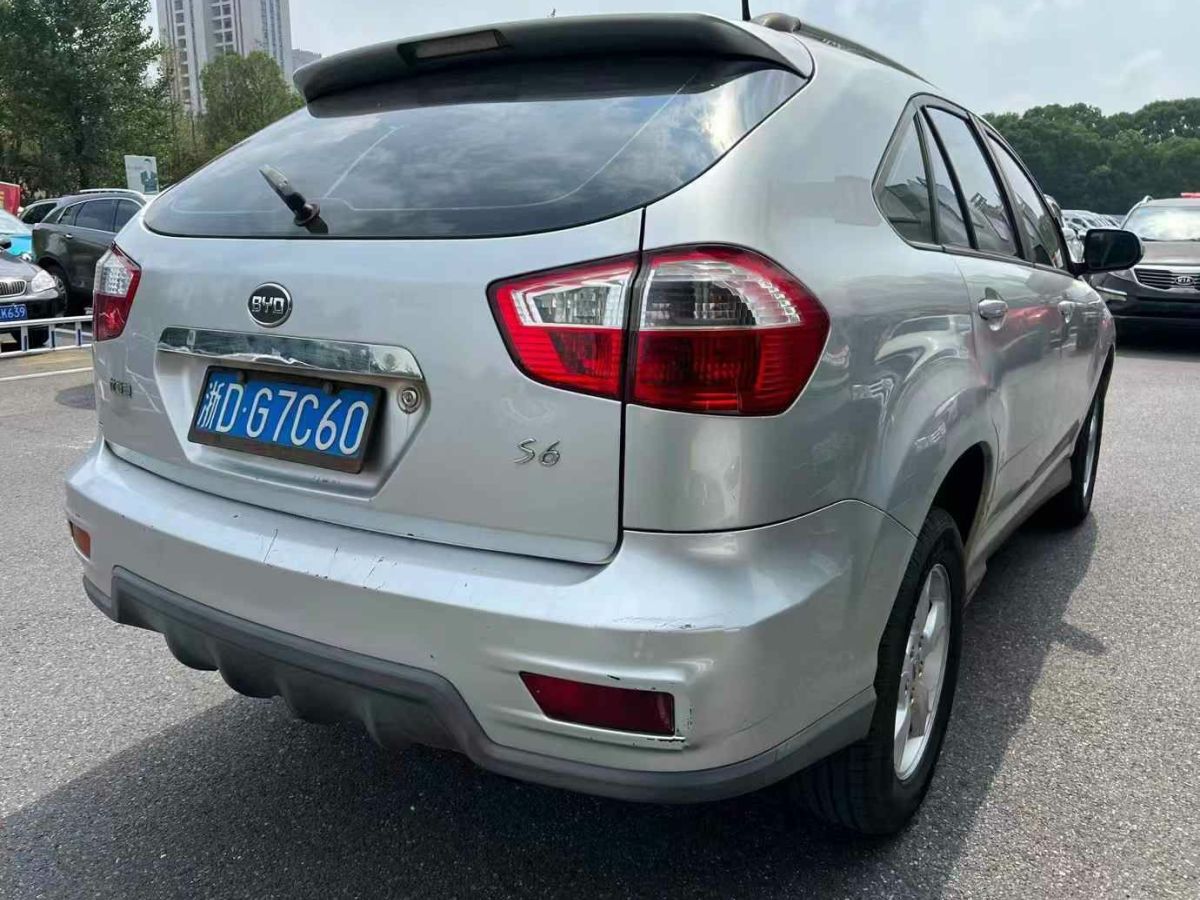 2011年9月比亞迪 S6  2011款 2.0L 手動(dòng)尊貴型