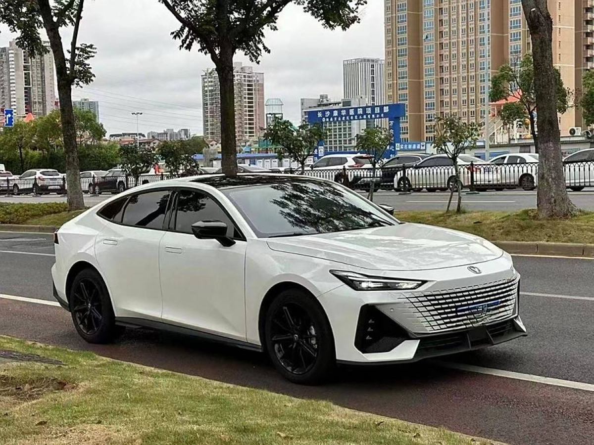 長(zhǎng)安 長(zhǎng)安UNI-V  2023款 1.5T 尊貴型圖片