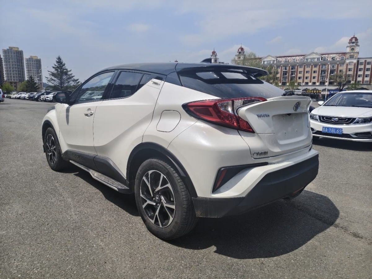 豐田 C-HR  2020款 2.0L 領(lǐng)先版圖片