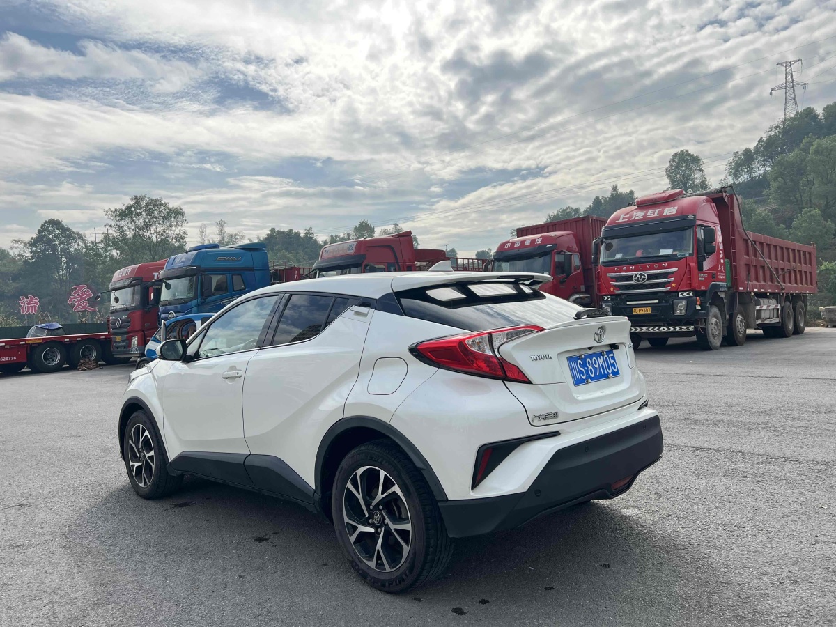 豐田 C-HR  2018款 2.0L 領(lǐng)先天窗版 國V圖片