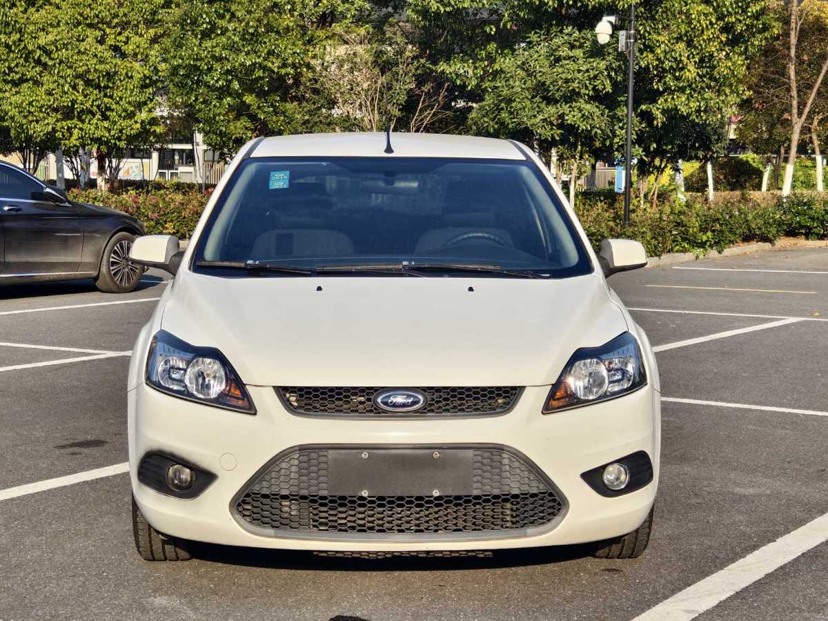 福特 ?？怂? 2013款 兩廂經(jīng)典 1.8L 自動基本型圖片