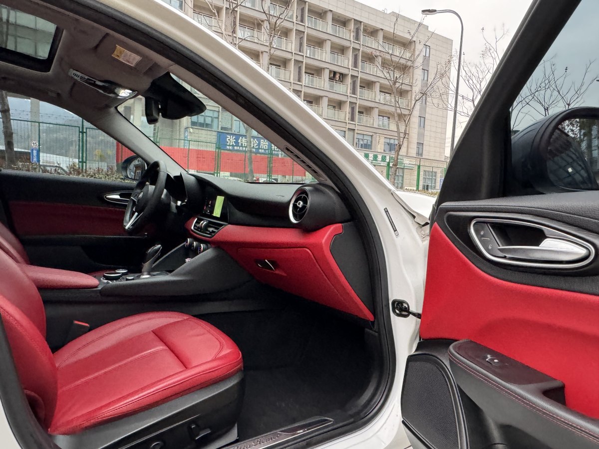2018年6月阿尔法·罗密欧 Giulia  2017款 2.0T 200HP 豪华版