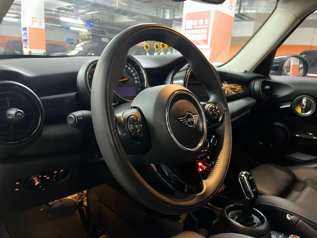 MINI MINI  2020款 1.5T COOPER 經(jīng)典派 五門絕色版圖片