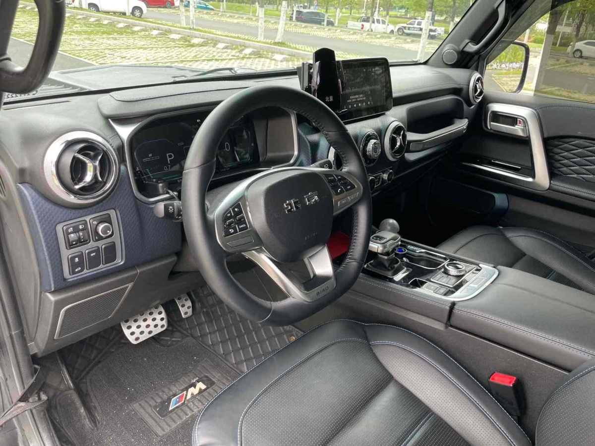北京 BJ40  2021款 2.0D 自動四驅(qū)刀鋒英雄版?zhèn)b客型圖片