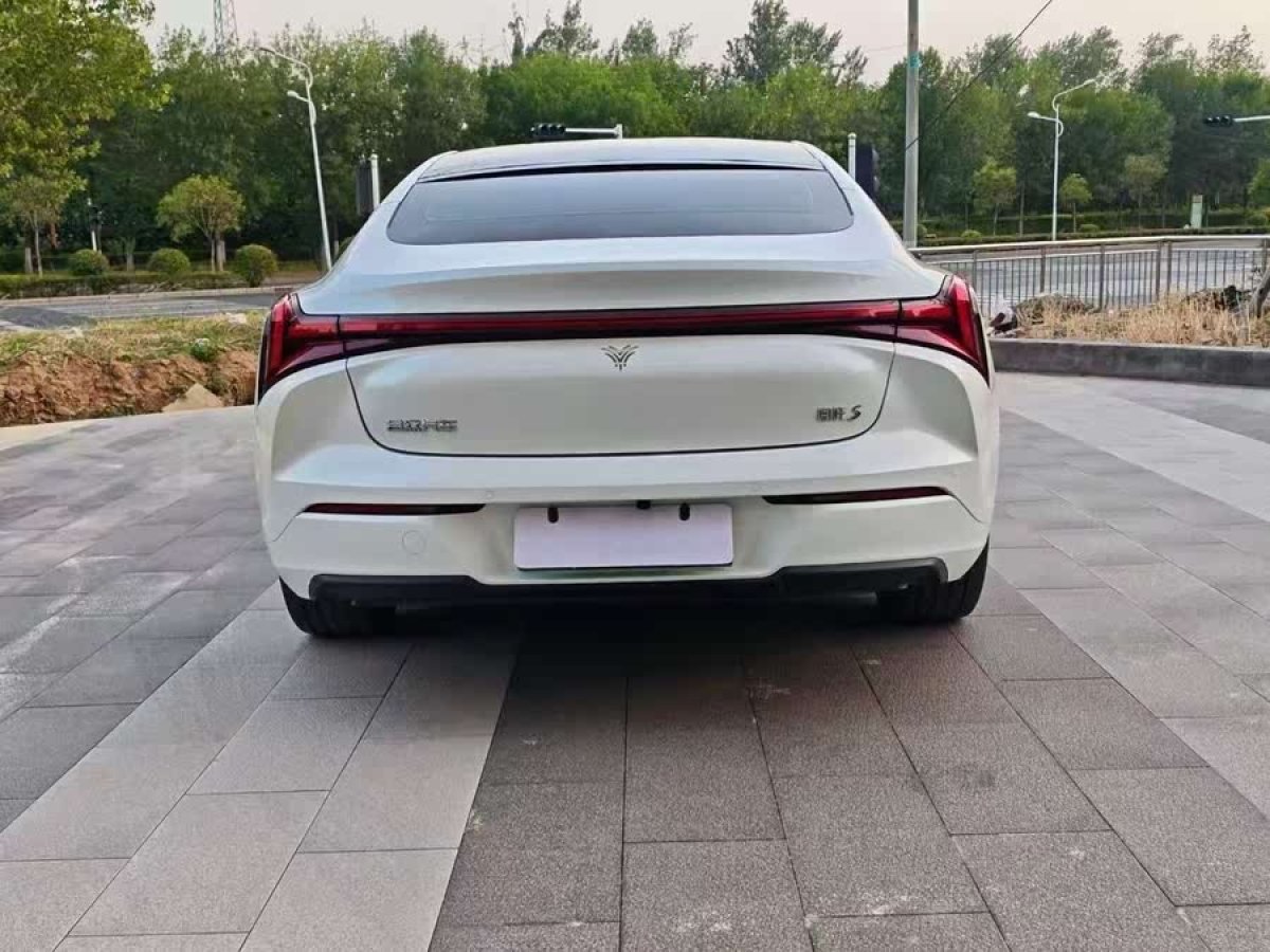 哪吒 哪吒S  2022款 增程版 1160km 后驅(qū)中版圖片