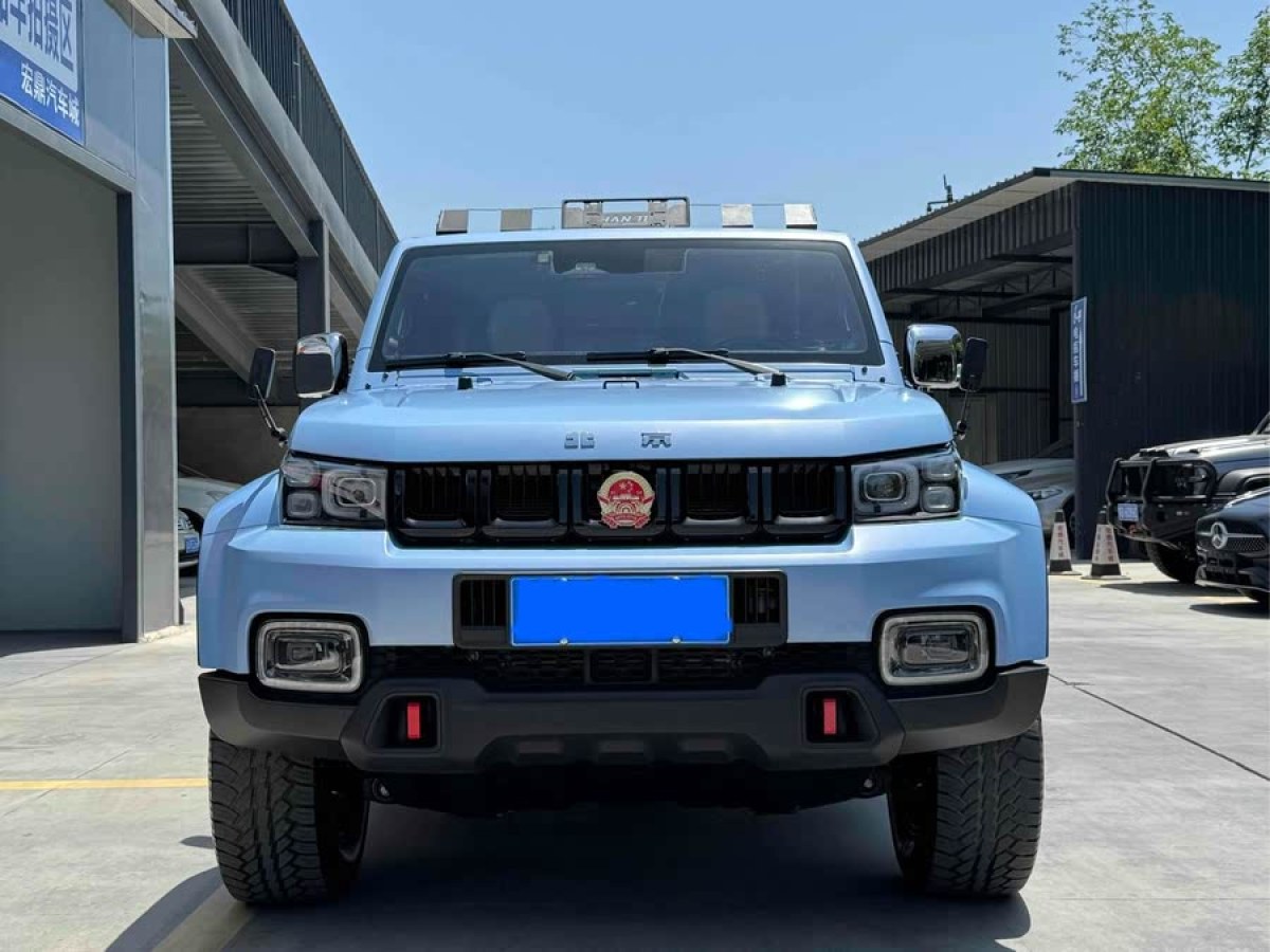 北京 BJ40  2023款 2.0D 自動(dòng)四驅(qū)刀鋒英雄版?zhèn)b客型圖片