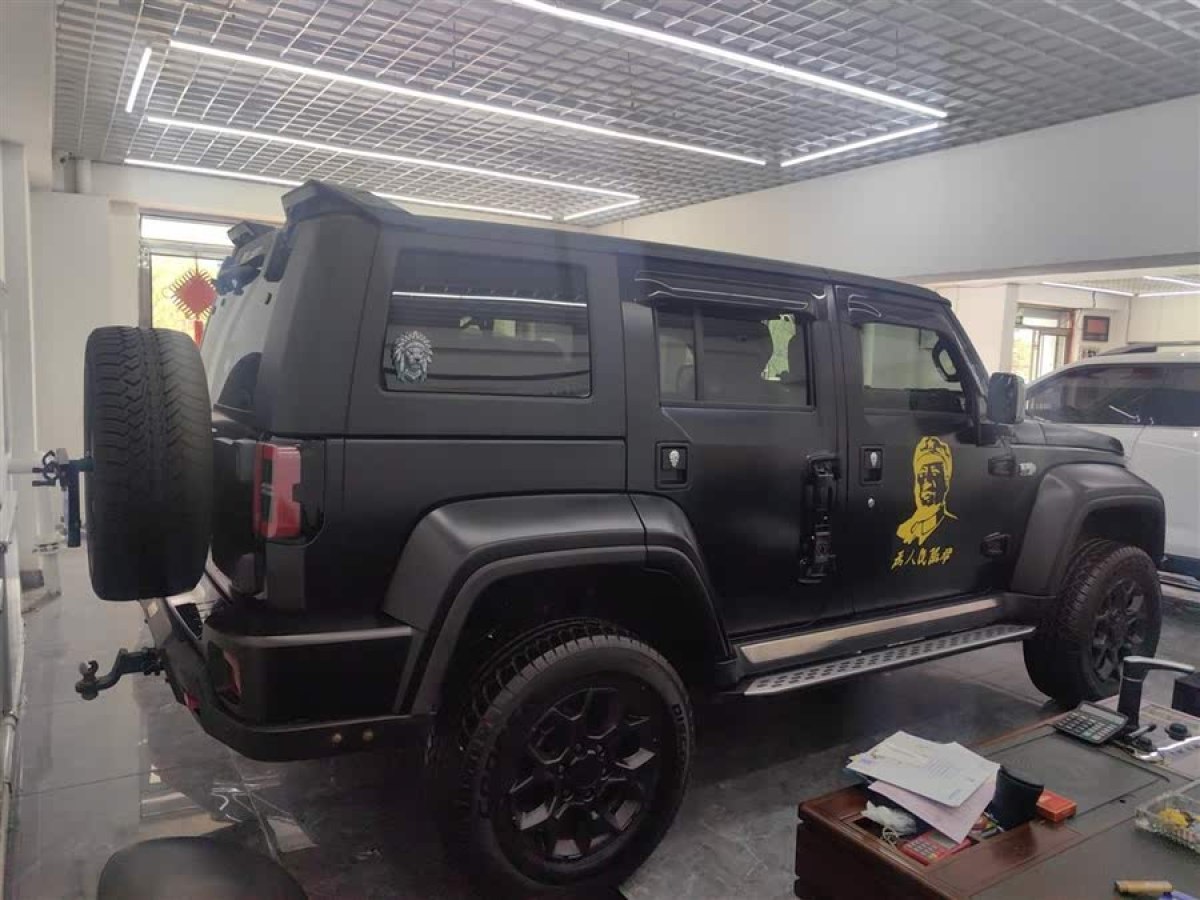 北京 BJ40  2021款 2.0D 自動四驅(qū)刀鋒英雄版?zhèn)b客型圖片