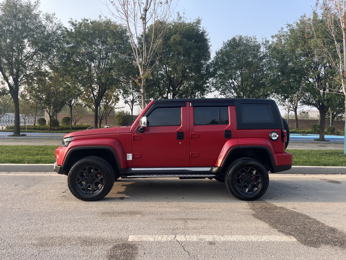 北京 BJ40  2021款 2.0D 自動四驅(qū)刀鋒英雄版?zhèn)b客型圖片